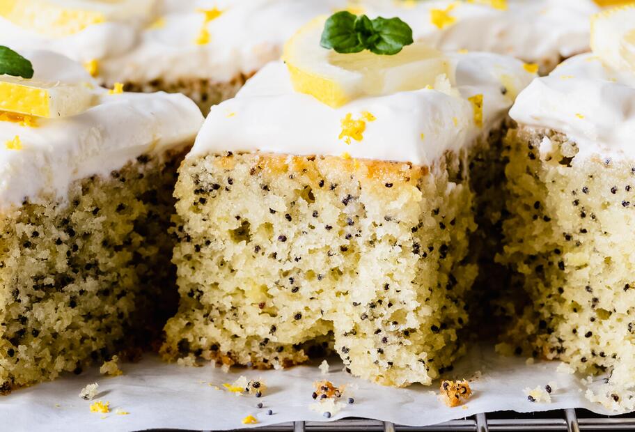 Zitronen-Mohn-Kuchen mit Quarkcreme