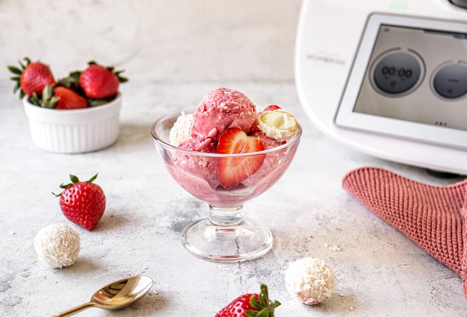 Erdbeer-„Raffaello“-Eis