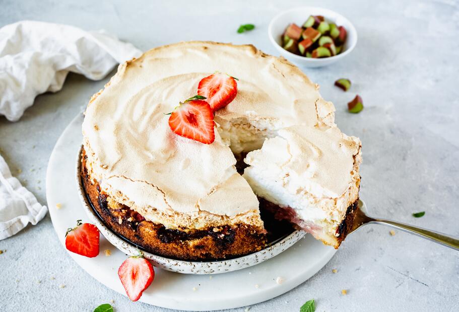 Erdbeer-Rhabarber-Kuchen mit Baiser