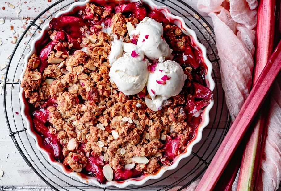 Rhabarber-Crumble mit Vanilleeis