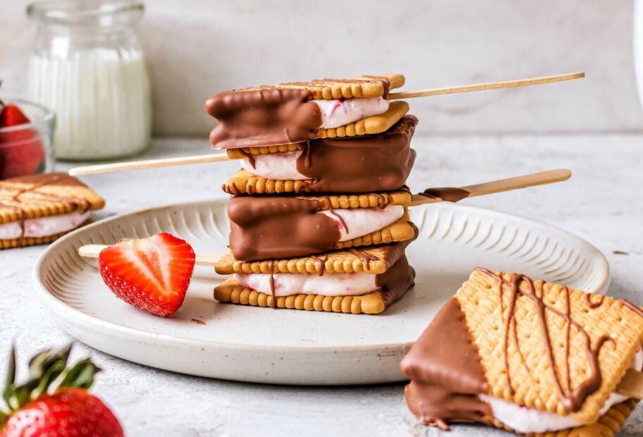 Erdbeer-Butterkeks-Eis am Stiel