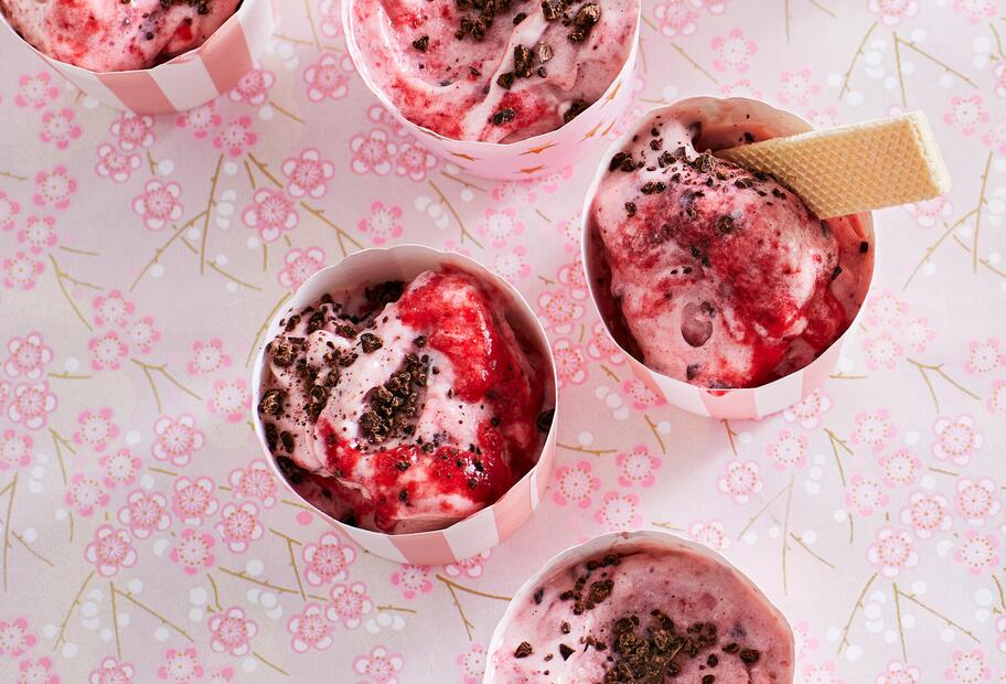 Stracciatella-Erdbeereis