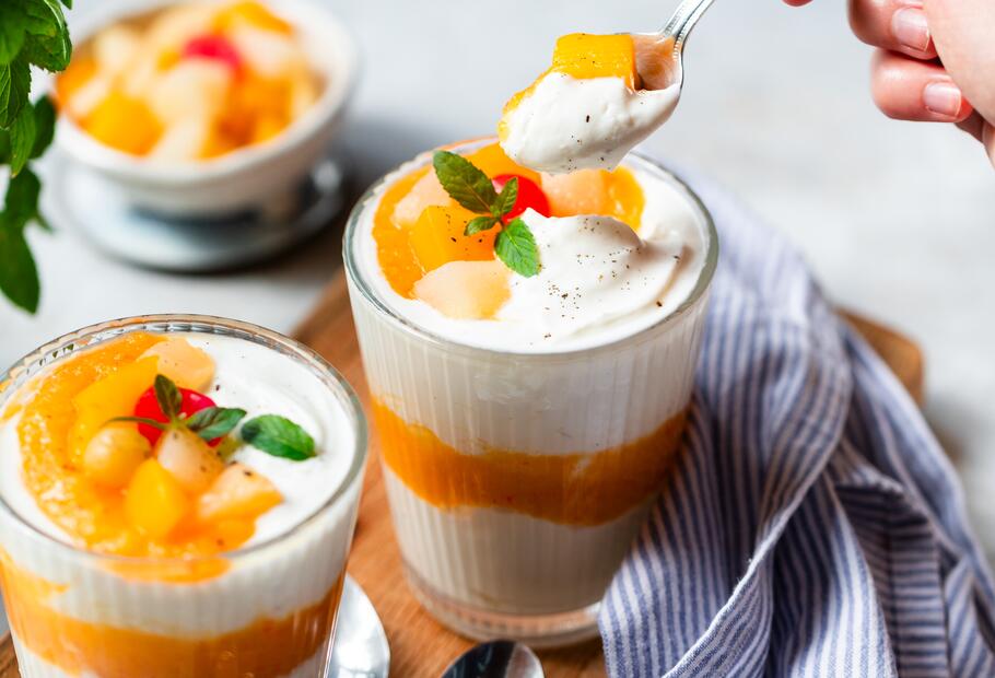 Quark mit Cocktailfrüchten