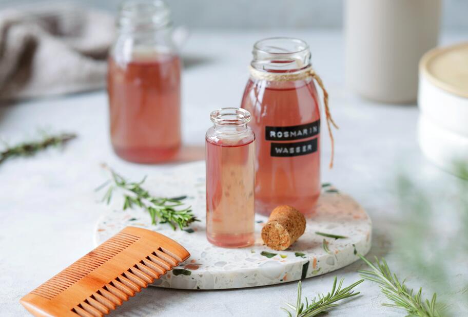 Rosmarinwasser für volles gesundes Haar