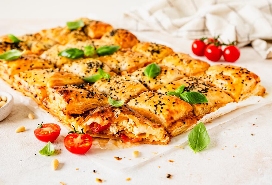 Blätterteigtaschen mit Feta und Tomatenpesto