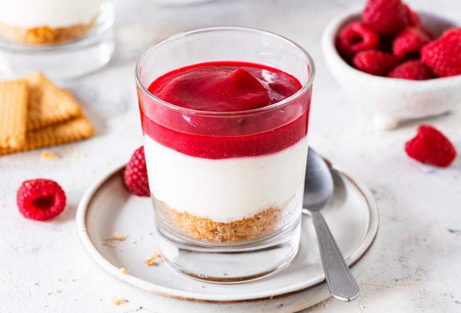Cheesecake im Glas mit Himbeeren