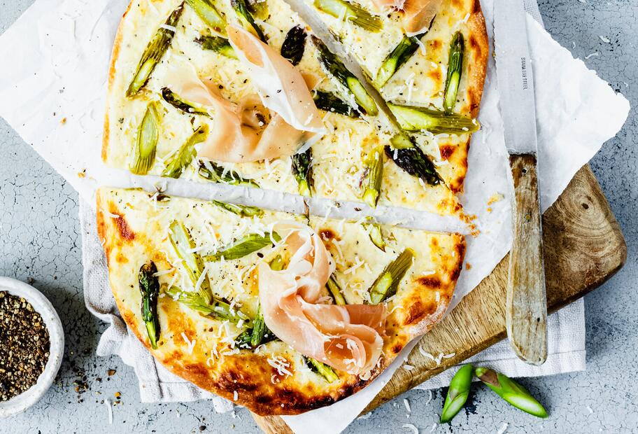 Flammkuchen mit grünem Spargel