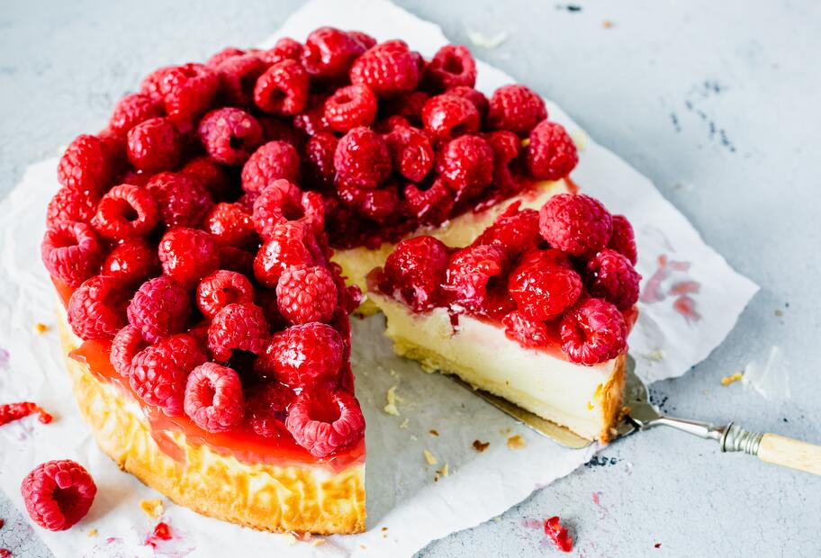 Himbeer-Cheesecake mit weißer Schokolade