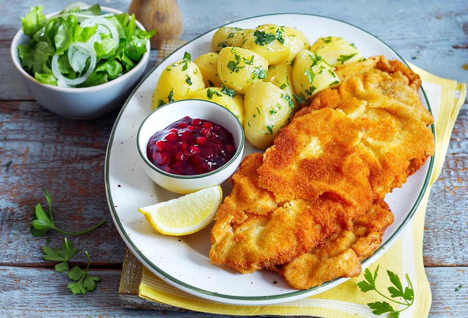 Wiener Schnitzel mit Petersilienkartoffeln und Salat