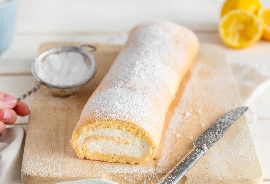 Zitronen-Biskuitrolle mit Frischkäse