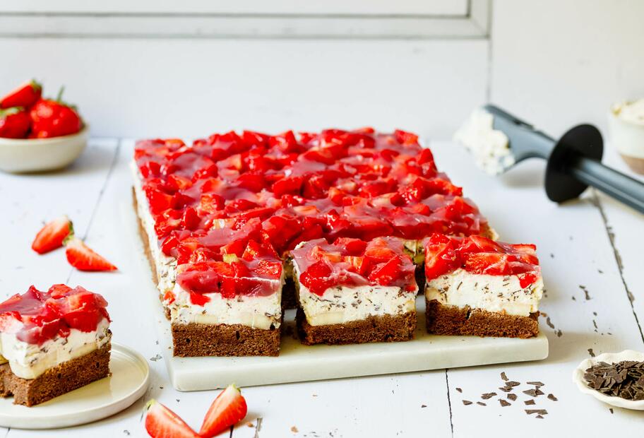 Erdbeer-Stracciatella-Bananen-Torte vom Blech