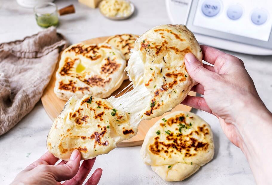 Cheesy Naan-Brot