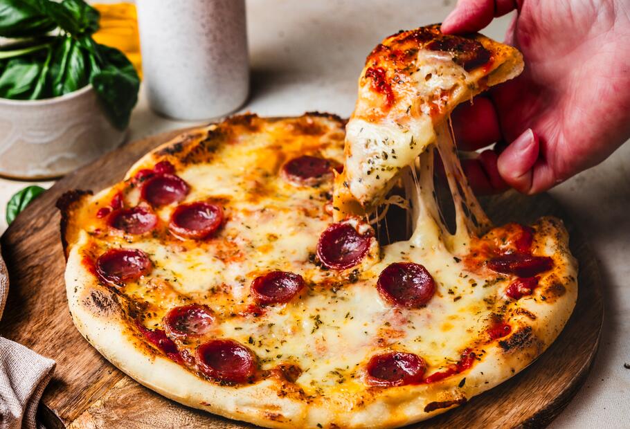 Goofy-Pizza mit Salami