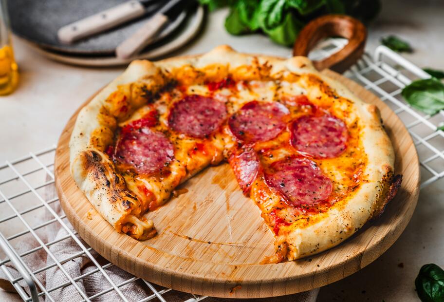 Knusprige Käserand-Pizza