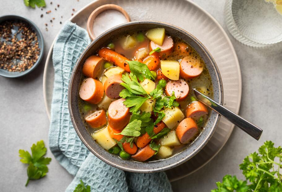 Erbsen-Möhren-Eintopf mit Würstchen