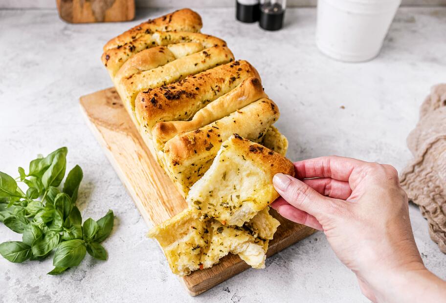 Lockeres Faltenbrot mit Kräuterbutter