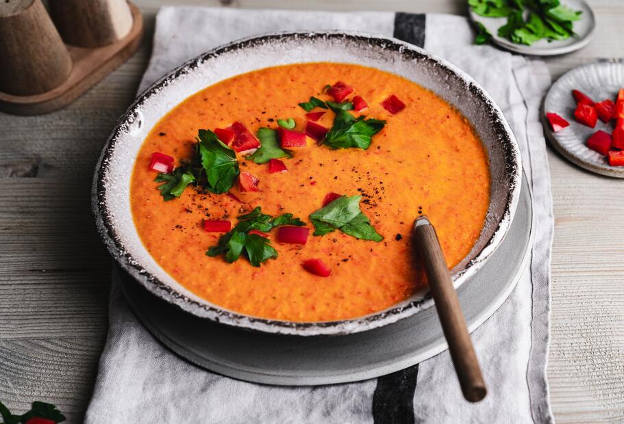 Cremige Paprikasuppe aus einfachen Zutaten