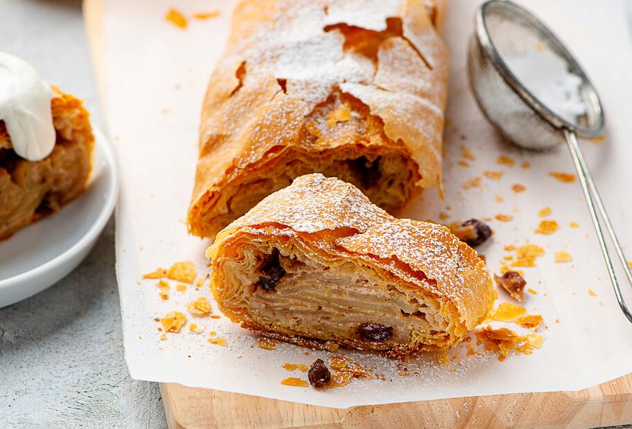 Apfelstrudel mit Rosinen