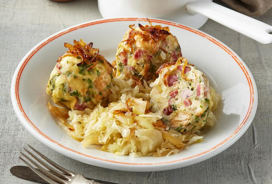 Knödel mit Krautsalat