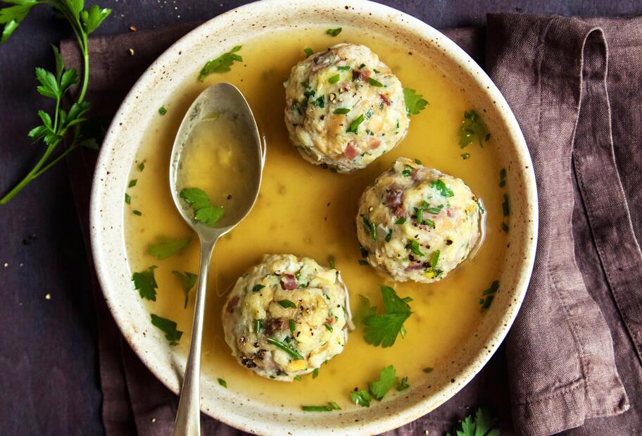 Südtiroler Speckknödel in Brühe