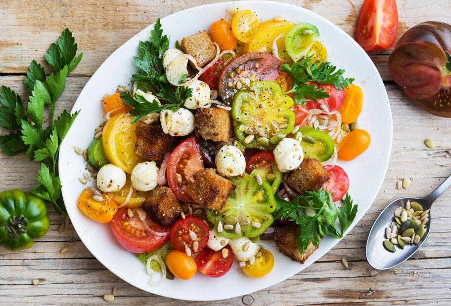 Tomatensalat mit knusprigen Brotwürfeln