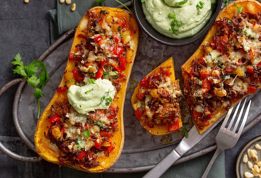 Gefüllter Butternutkürbis mit Avocado-Joghurt-Dip