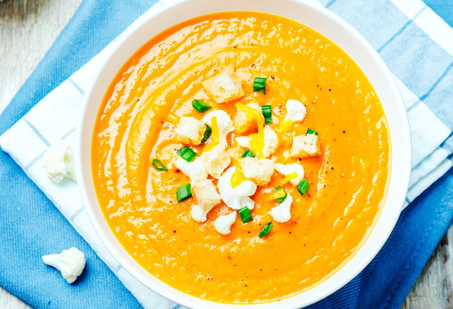 Kürbis-Blumenkohl-Suppe mit Kokosmilch