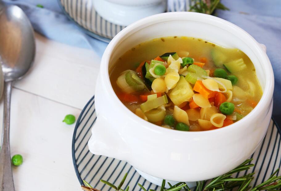 Schnelle Nudelsuppe mit Gemüse