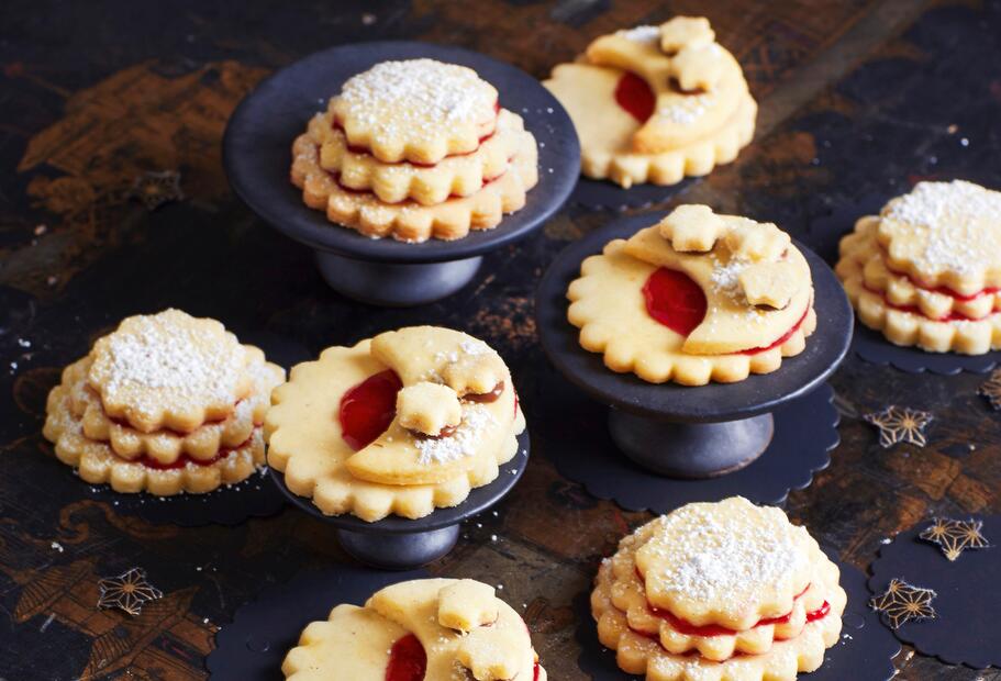 Terrassenplätzchen mit Himbeerkonfitüre