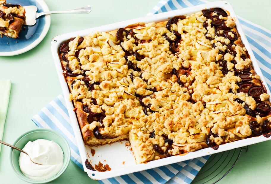 Zwetschgen-Apfel-Blechkuchen