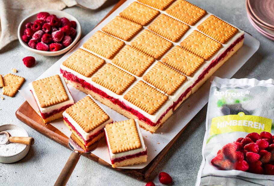 Einfacher Butterkekskuchen mit Himbeeren