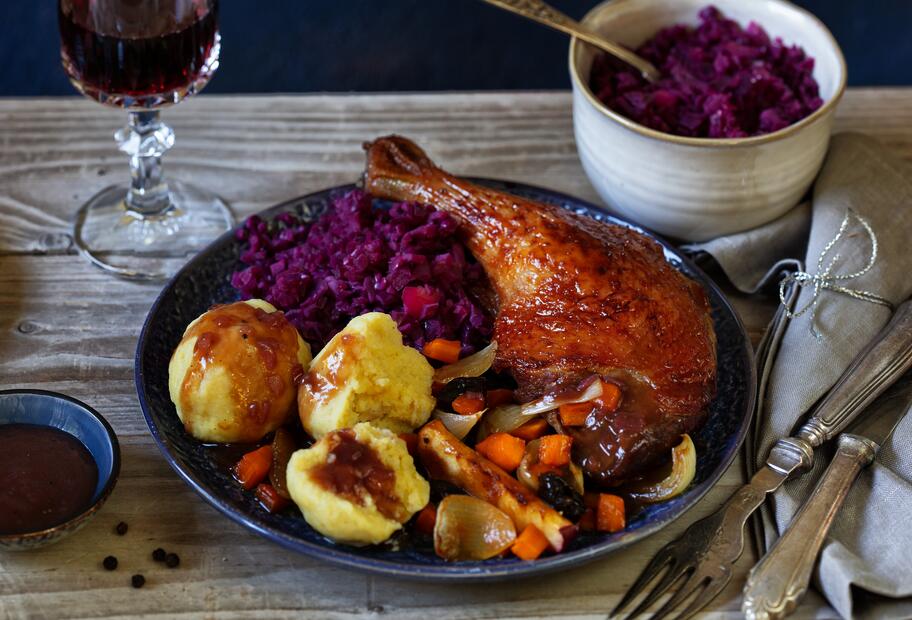 Ente mit Rotkohl, Klößen und Rotweinsoße