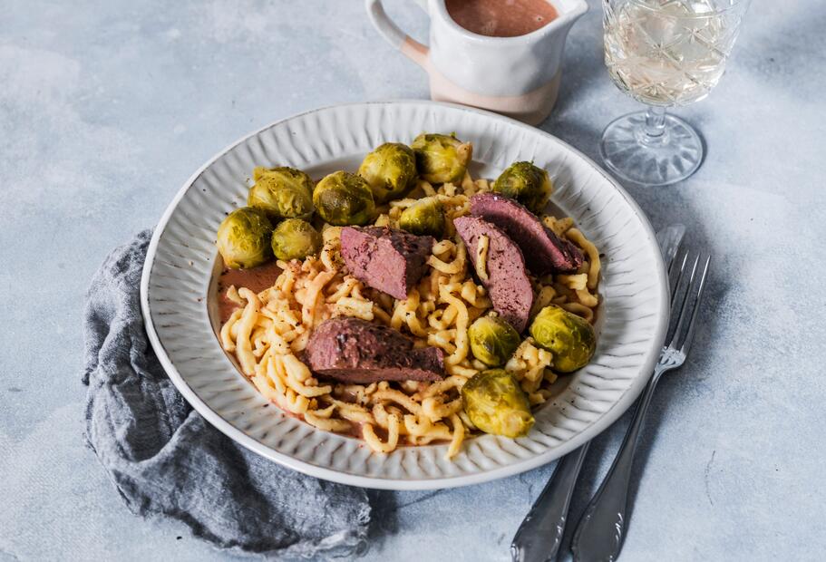Rehrücken mit Rotweinsoße und Spätzle