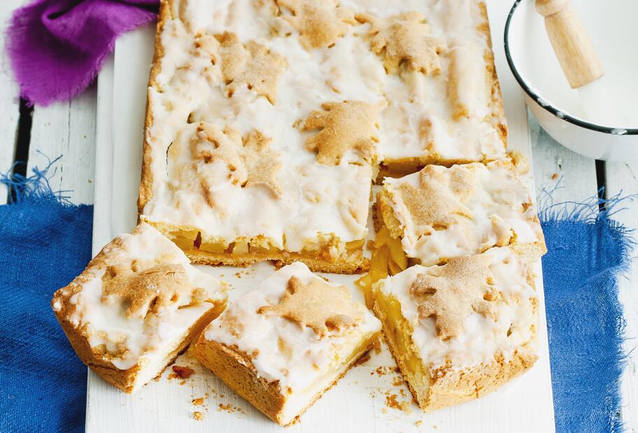 Gedeckter Apfelkuchen mit Zuckerguss