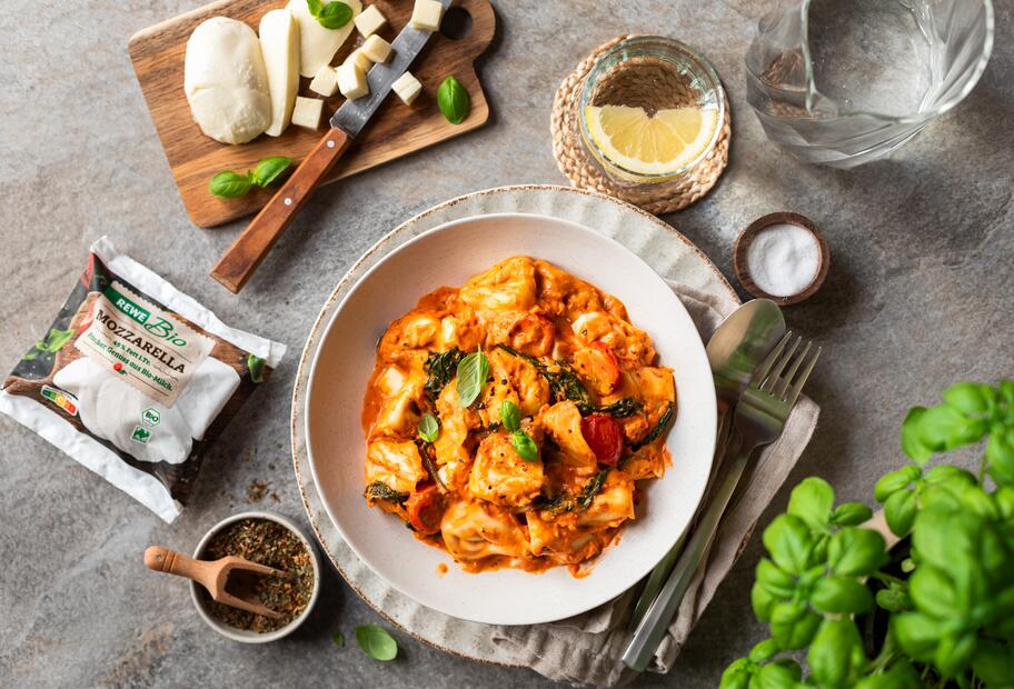 Tortellini in cremiger Tomate-Mozzarella-Sauce