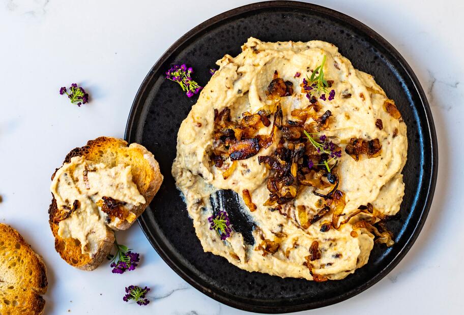 Würziger Zwiebel-Cheddar-Dip