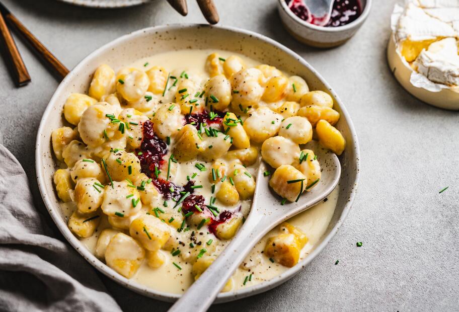 15-Minuten-Camembert-Gnocchi mit Preiselbeeren