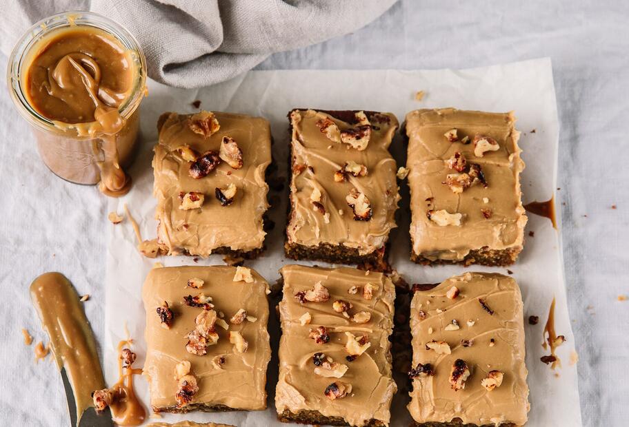 Apfelmuskuchen mit Karamell-Frosting