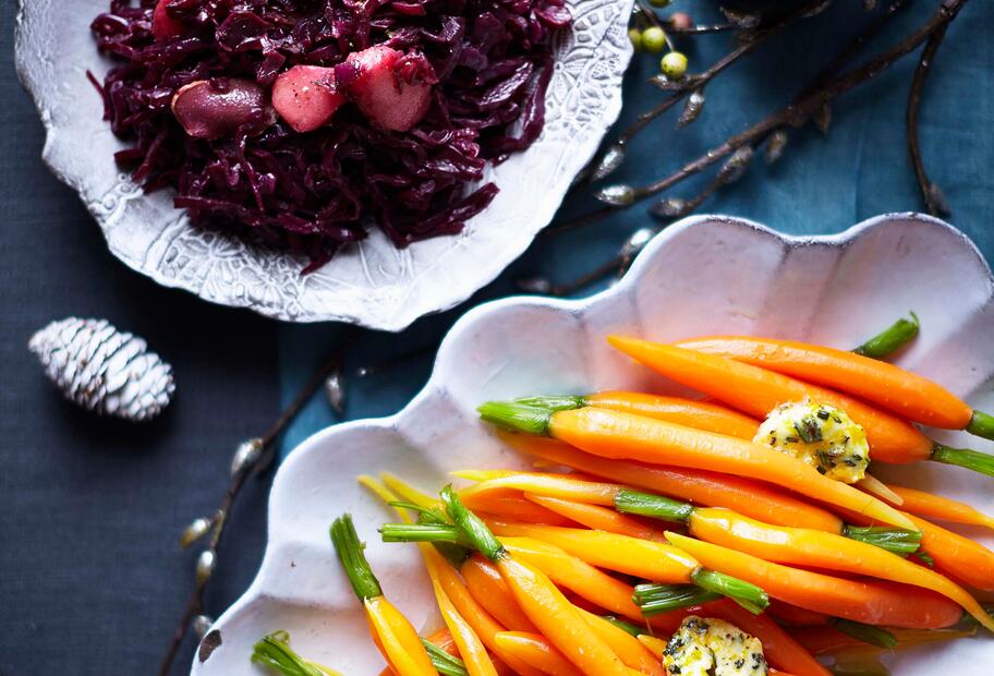 Weihnachtlicher Rotkohl und gedünstete Karotte mit italienischer Kräuterbutter