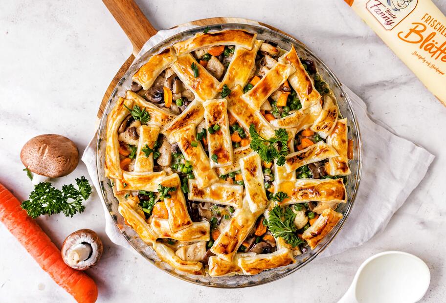 Einfacher Hähnchen-Auflauf mit Blätterteig-Knusper-Topping