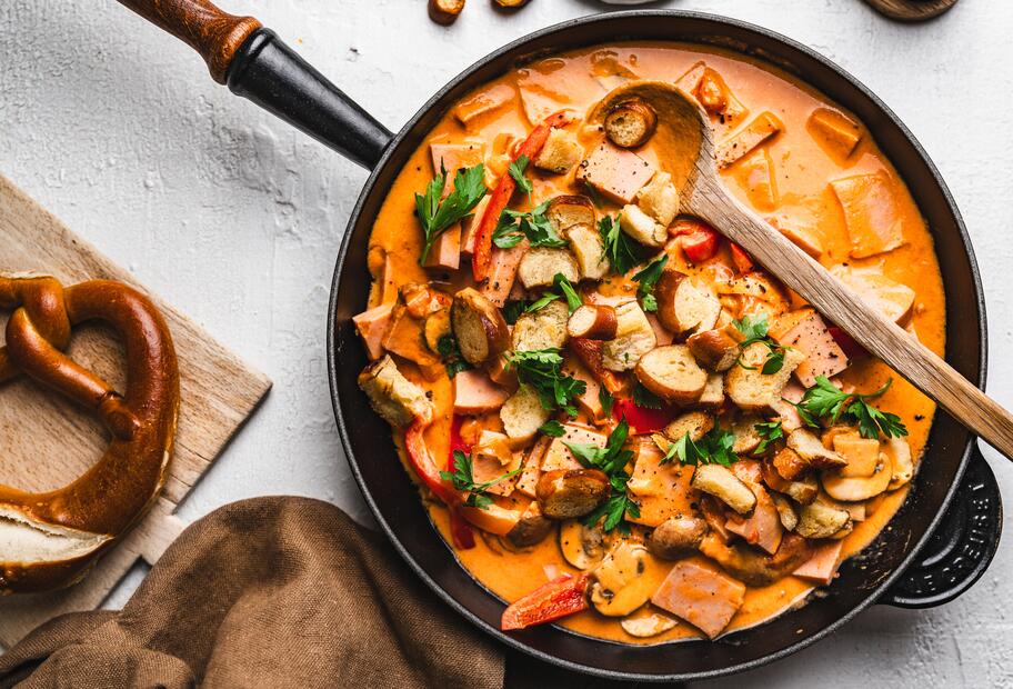 Leberkäse-Gulasch mit Brezel