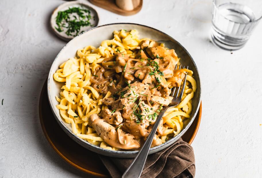 Zwiebel-Rahm-Geschnetzeltes mit Spätzle