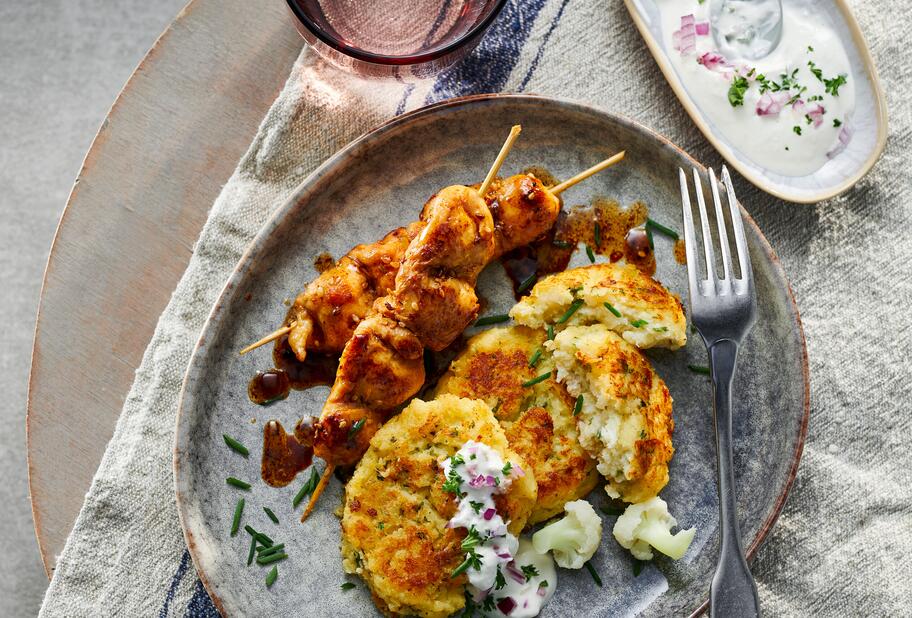 Blumenkohlbratlinge mit Hähnchenspießen