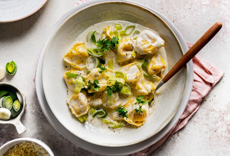 Cremige Käse-Lauch-Tortellini