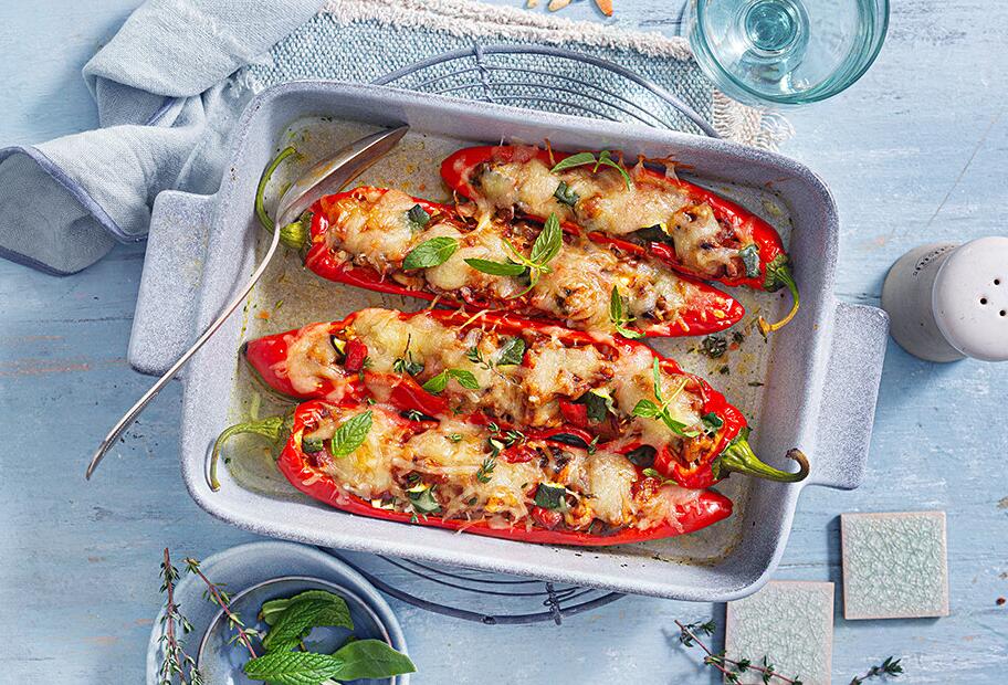 Bunt gefüllte Spitzpaprikaschoten