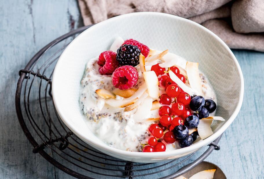 Overnight-Oats mit Beeren und Kokos