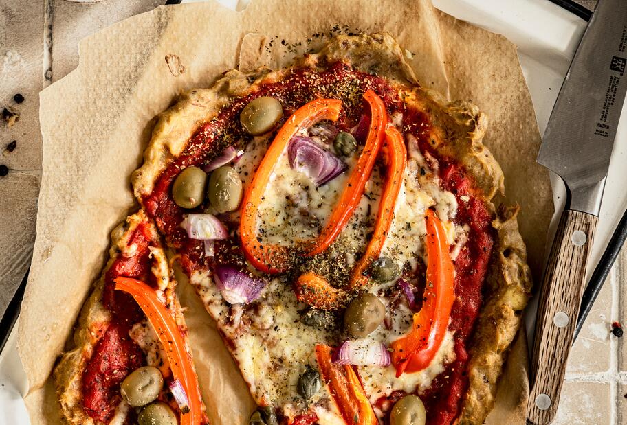Thunfisch-Pizza mit Paprika und Oliven