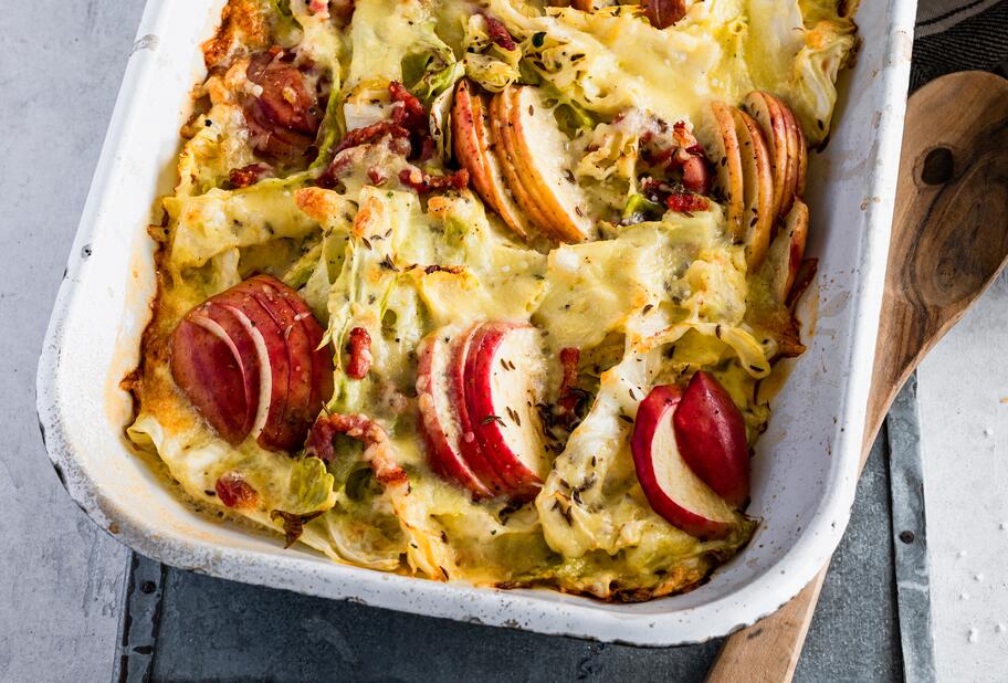 Weißkohlauflauf mit Apfel, Schmand und Speck