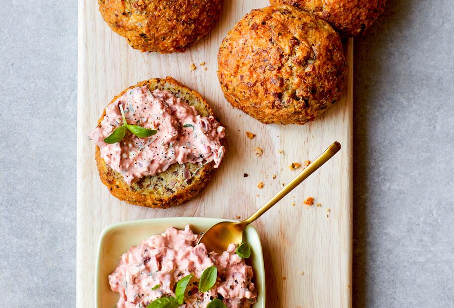 Eiweiß-Brötchen mit Speck und Tomaten-Aufstrich