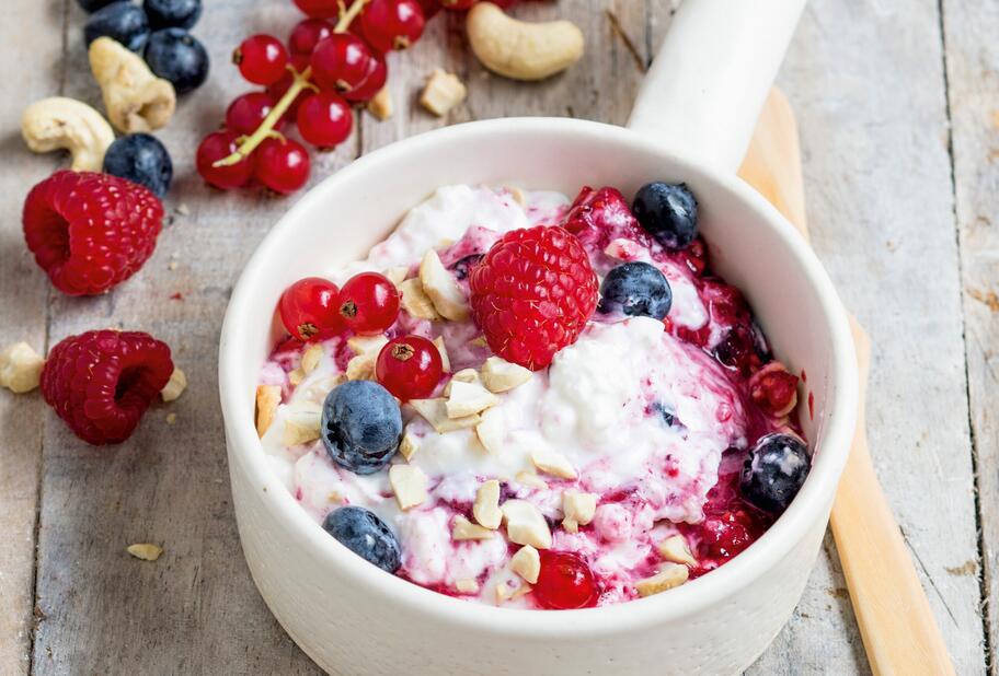 Körniger Frischkäse mit Cashews und Beeren